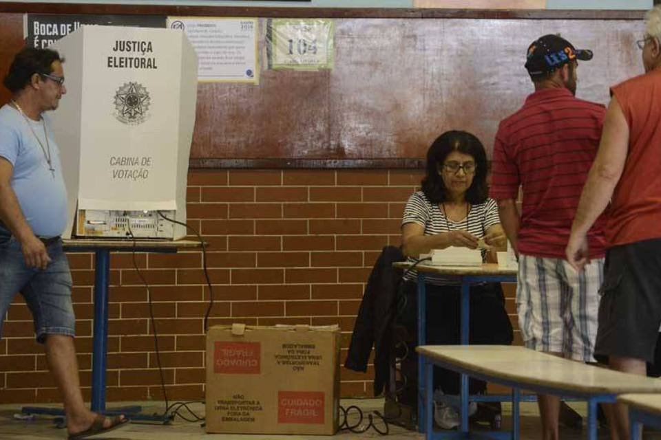 Eleitores votam no Rio de Janeiro nas eleições 2016