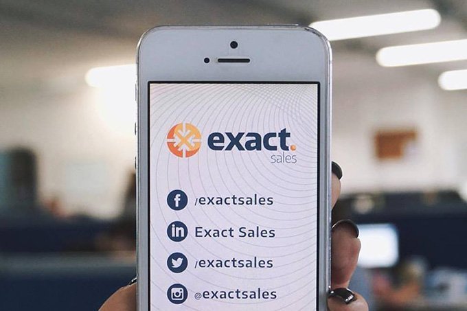 Smartphone com informações sobre a Exact Sales