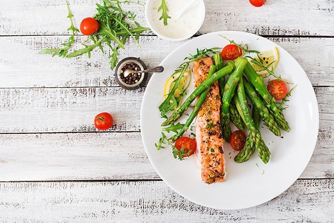 Prato de comida saudável: salmão com aspargos e tomate