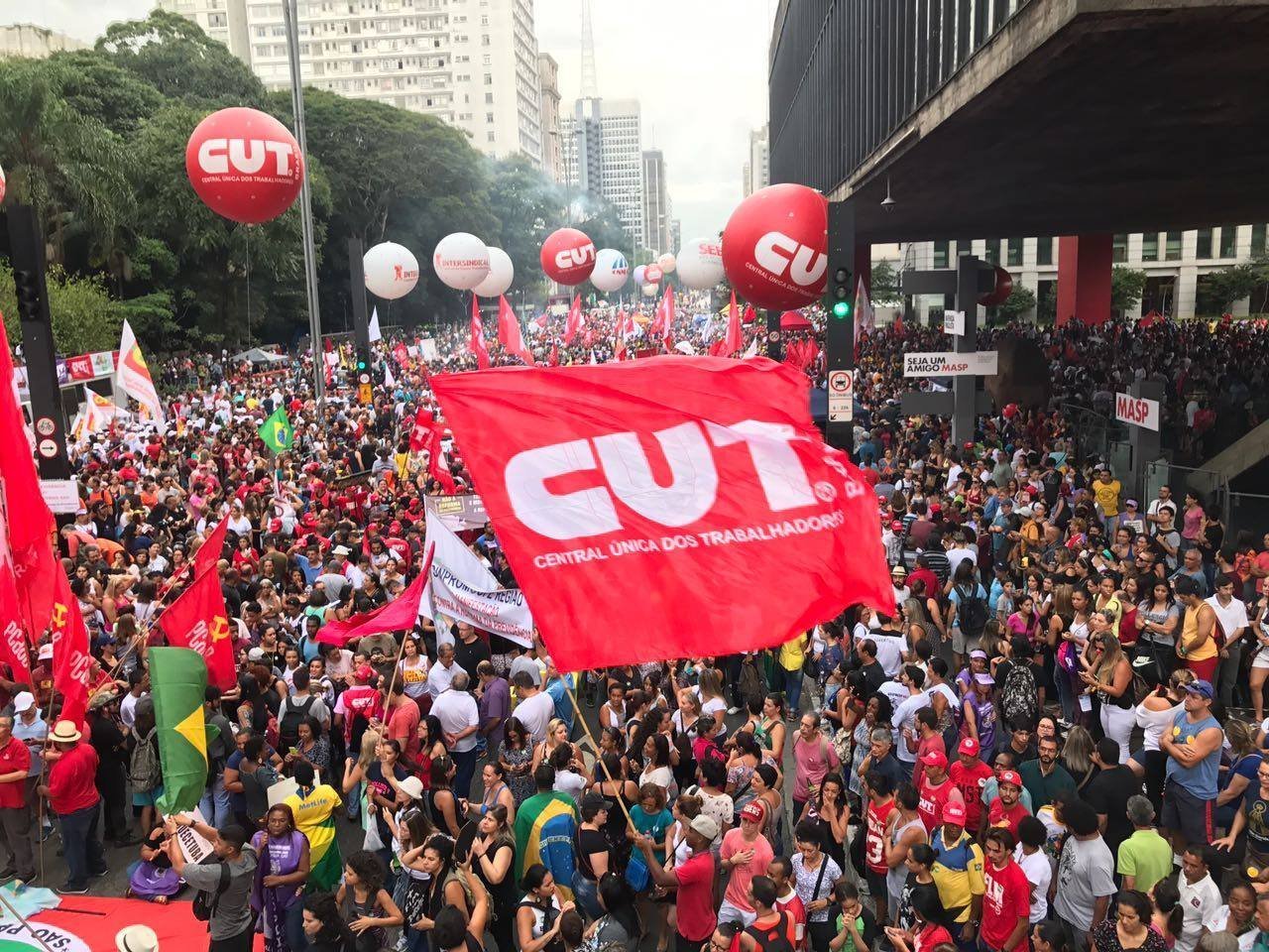 Protesto na avenida Paulista contra a reforma da Previdência em dia de greve geral