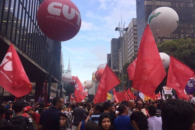 Protesto contra as reformas da Previdência e trabalhista na Av. Paulista em São Paulo; greve geral 2017