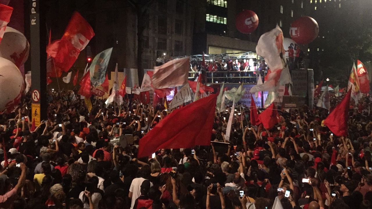 Manifestantes na avenida Paulista durante atos contra Reforma da Previdência