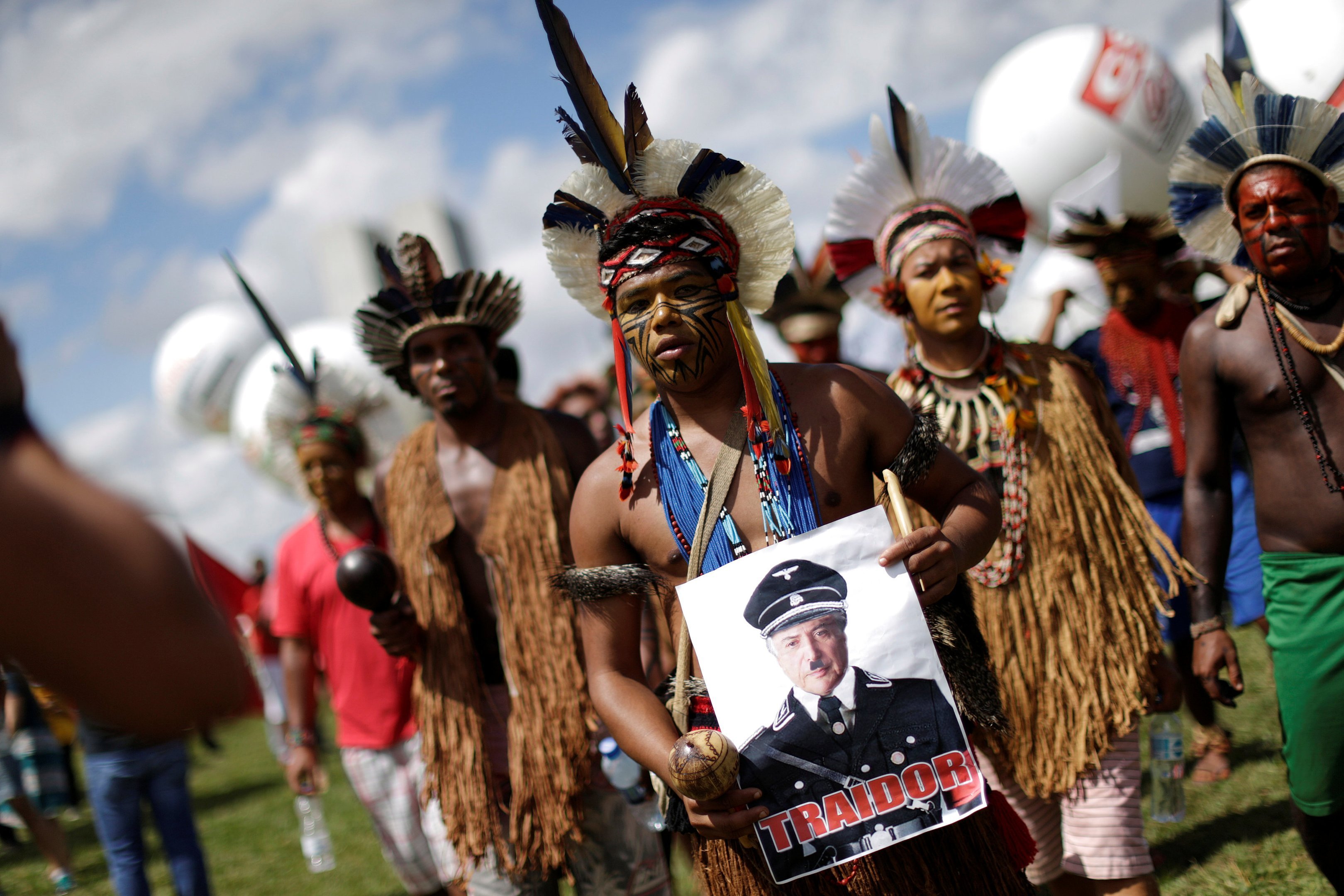 Indígenas protestam no Congresso Nacional durante a greve geral, contra reformas propostas pelo governo Temer