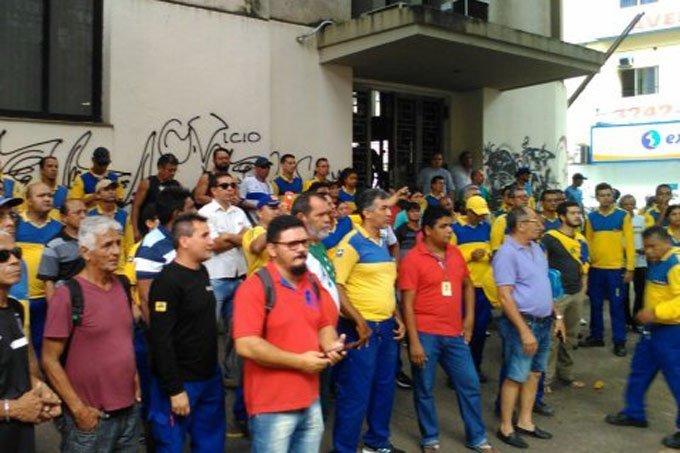 Profissionais dos Correios durante greve geral no Pará