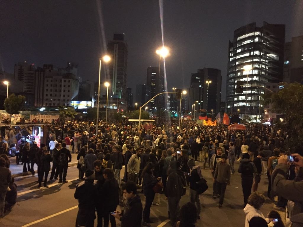 Manifestantes reunidos no Largo da Batata, em São Paulo, em dia de greve geral (28/04)