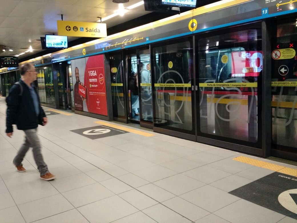 Linha amarela do metrô durante greve geral (28/04)