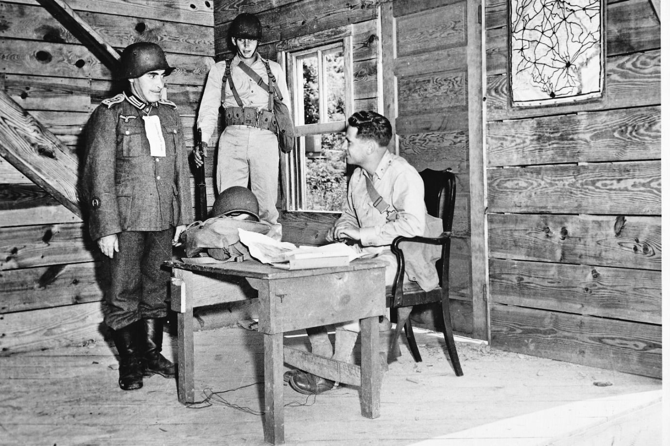 Soldados praticam técnicas de interrogatório em alemão com prisioneiro em Camp Ritchie