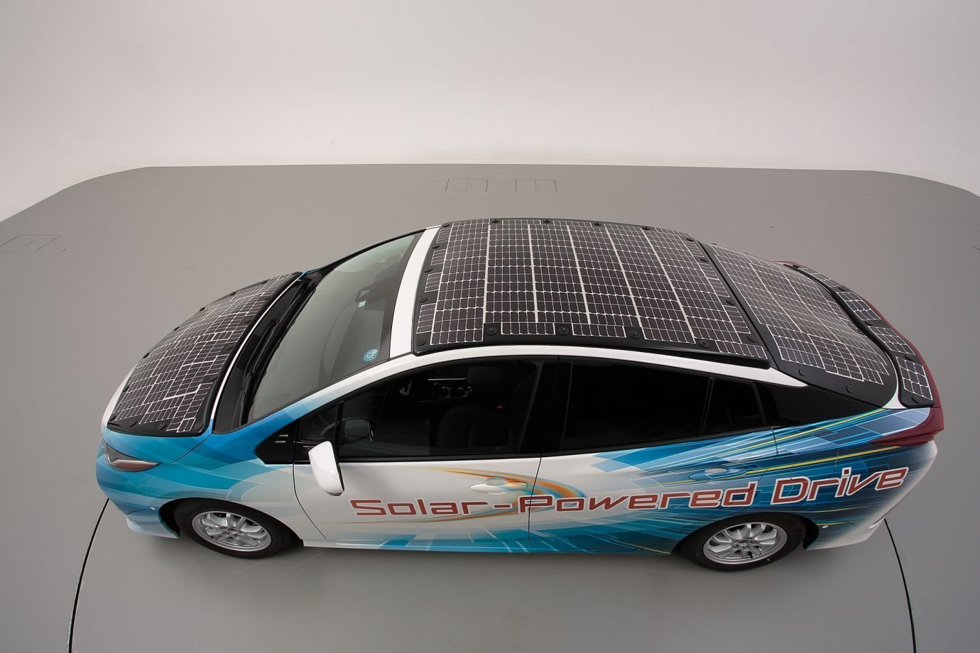 Novo modelo do Prius, da Toyota, com painéis solares