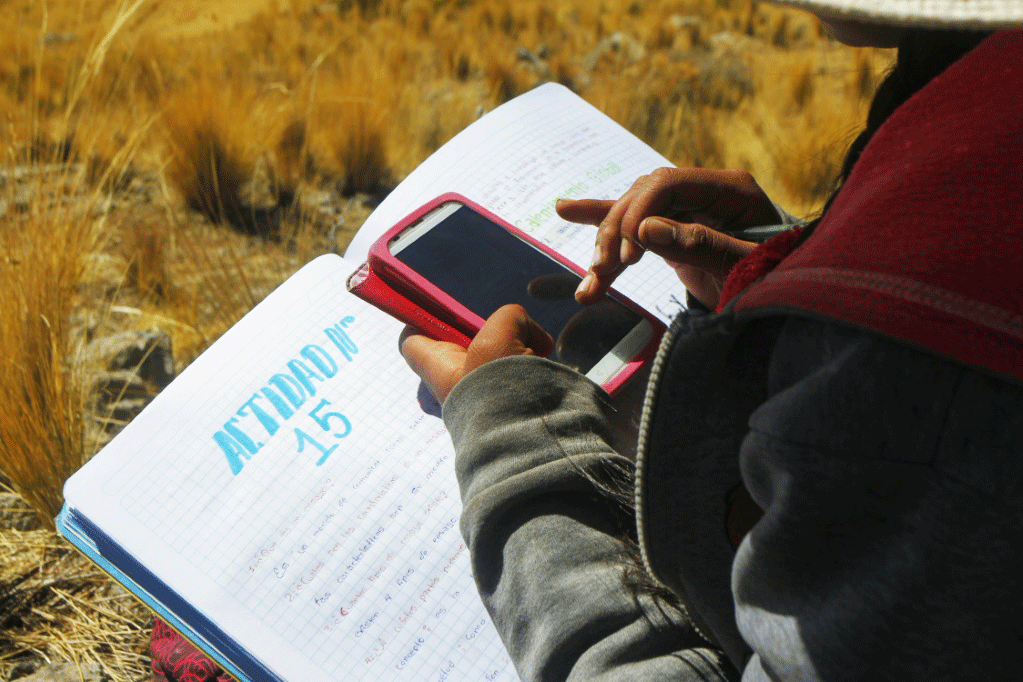 Roxana Cabrera, 16, faz anotações durante uma aula virtual, nos Andes peruanos, perto do Lago Titicaca