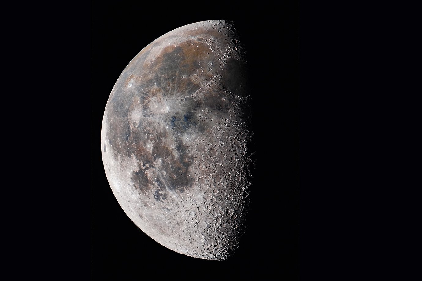 Nasa confirma a existência de água na Lua