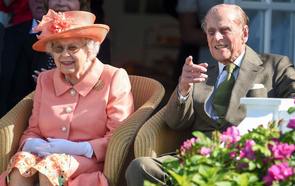 A Rainha Elizabeth II e o Príncipe Philip, Duque de Edimburgo participam da partida de polo - Royal Windsor Cup 2018 no Guards Polo Club em 24 de junho de 2018 em Egham, Inglaterra.
