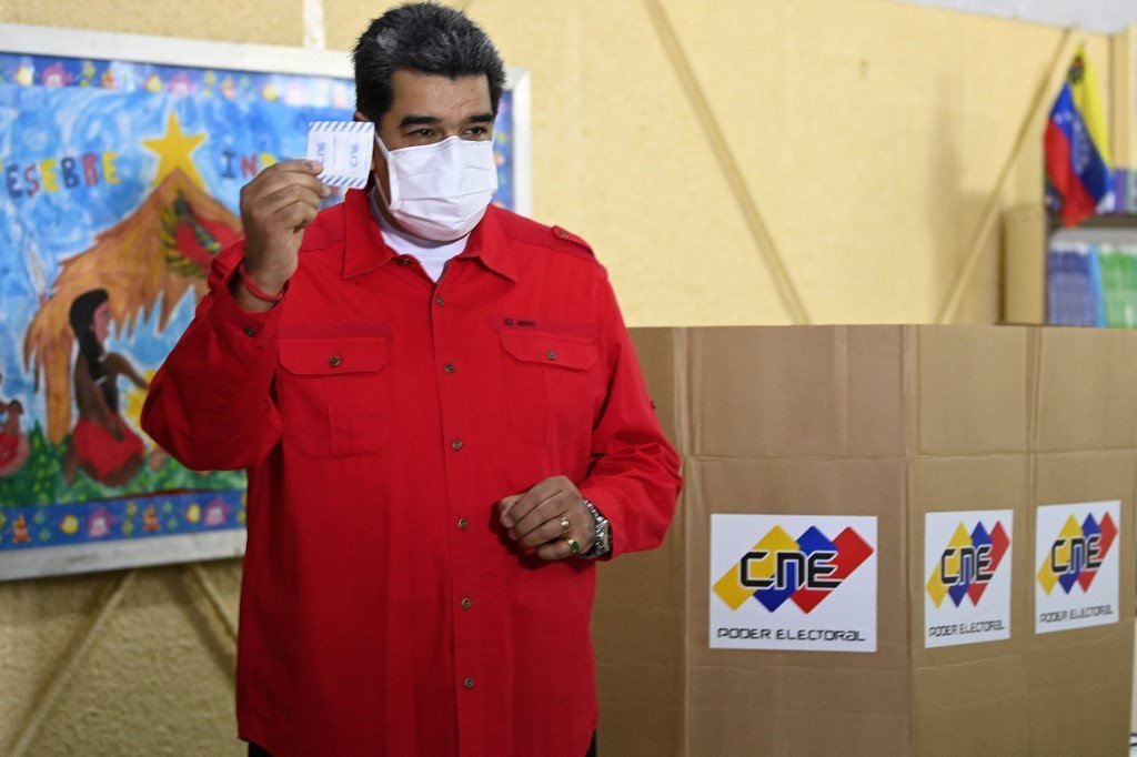 O presidente venezuelano, Nicolás Maduro, deposita seu voto em centro eleitoral em Caracas, em 21 de novembro de 2021