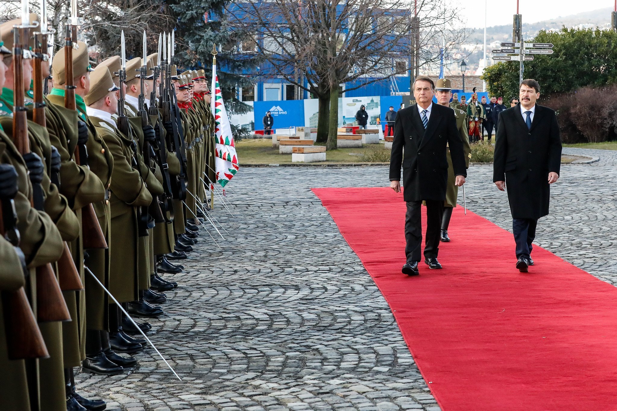 Presidente da República Jair Bolsonaro acompanhado do Presidente da Hungria, János Áder, recebem honras de Chefe de Estado.