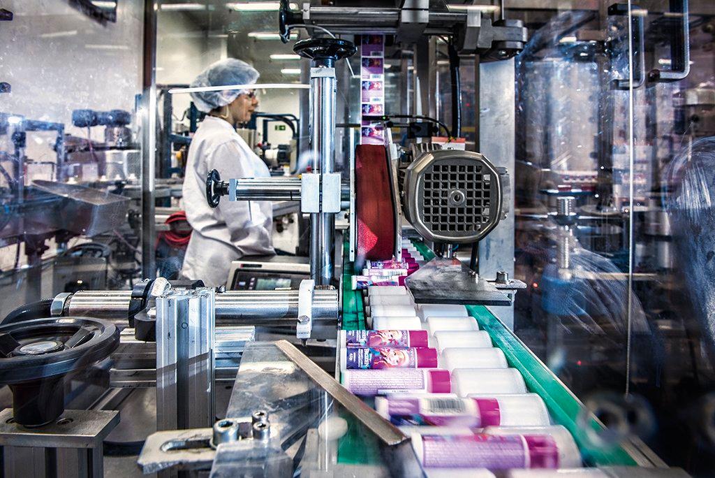 Produção da Avon, em São Paulo: empresa baniu testes em animais em todas as suas marcas e em todos os países em que opera (Germano Lüders/Exame)