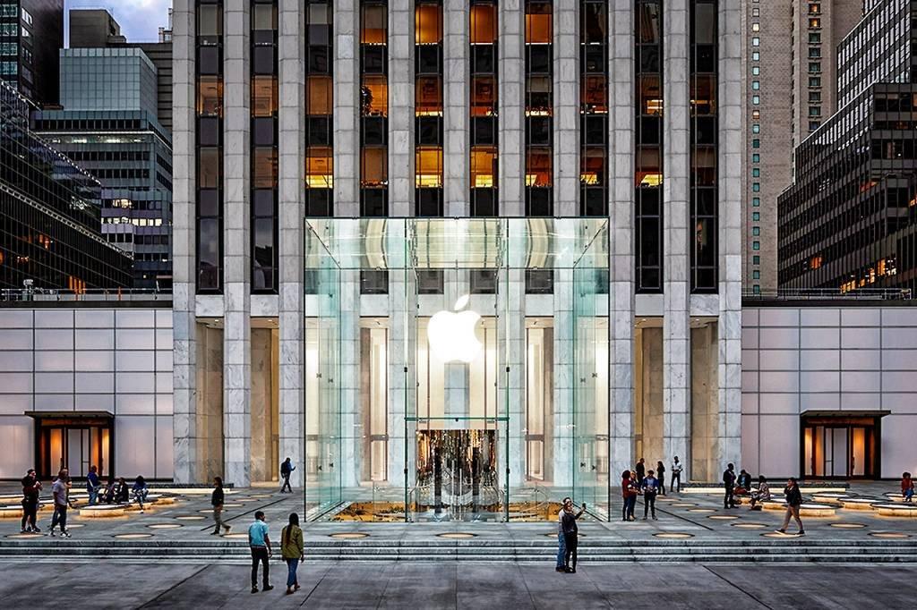 Loja da Apple na 5ª Avenida, em Nova York: venda de serviços cresce e compensa redução de iPhones na pandemia (Divulgação/Divulgação)