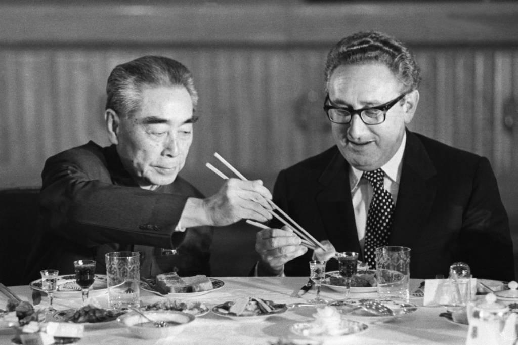 Henry Kissinger, na época Secretário de Estado dos EUA, com o premier chinês Zhou Enlai no Grande Salão do Povo, em Pequim (Bettmann/Getty Images)