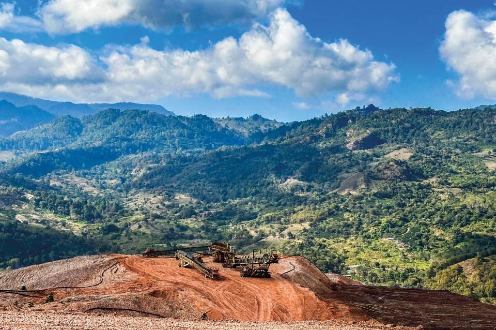 Entre escavadeiras e toneladas de minério: desde 2009 em Honduras, a mineradora Aura está apostando no plantio de uvas como uma alternativa de renda à comunidade local (Raquel Brandão/Exame)