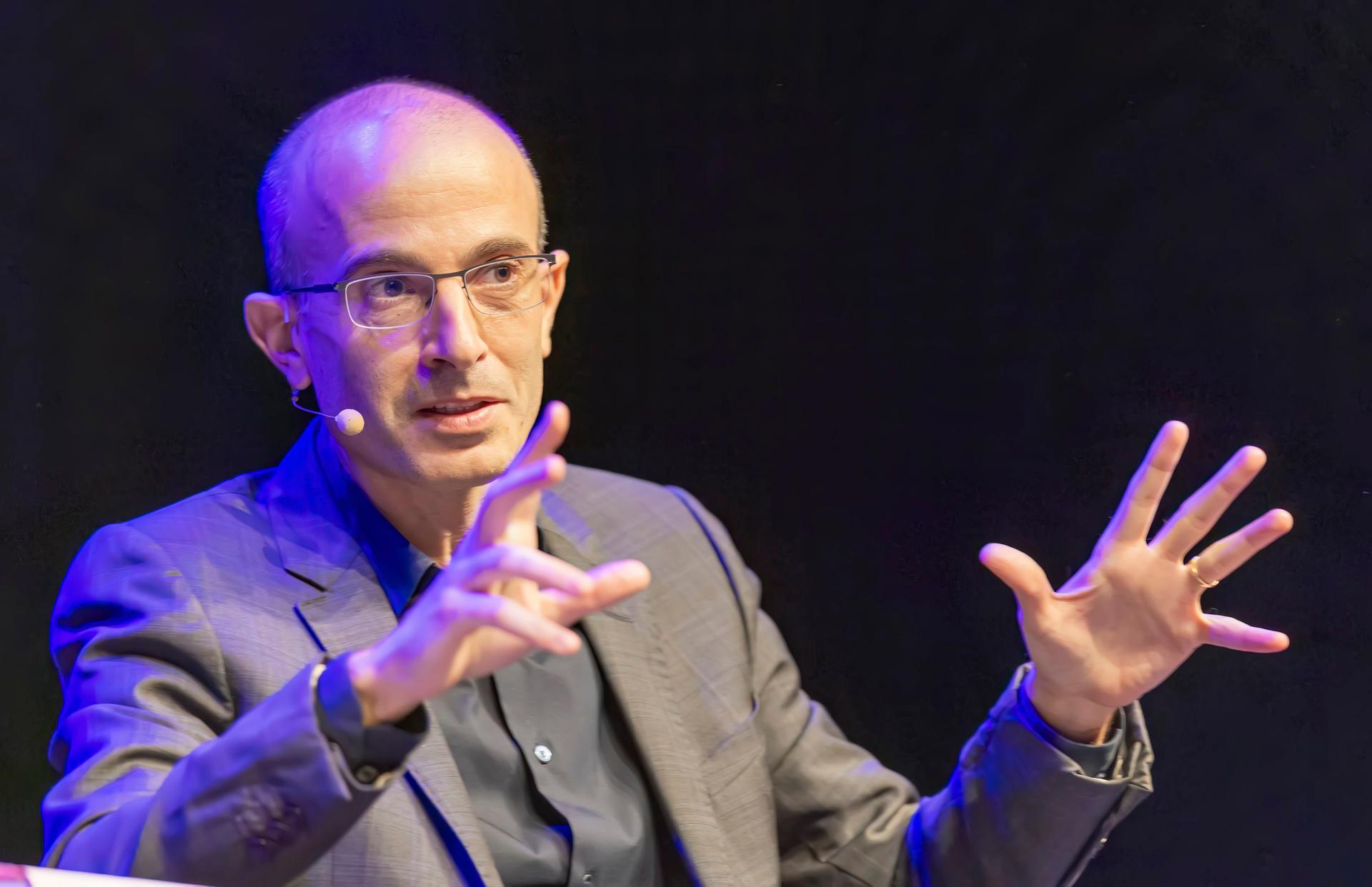 Harari vislumbra um cenário em que a IAs vão tomar conta do setor financeiro: “Um dia vai haver um crash e nenhum humano da Terra será capaz de dizer o que raios está acontecendo” (Jakubaszek/Getty Images)