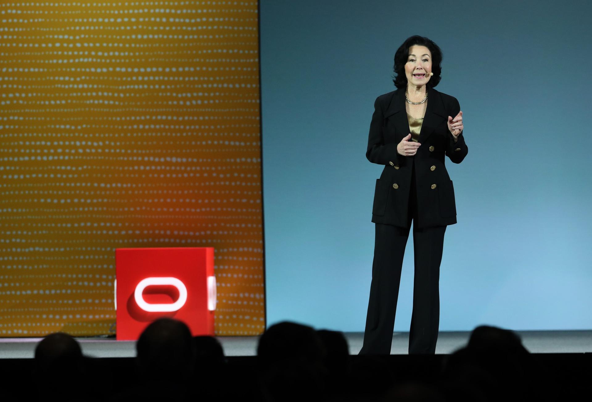 Safra Catz, CEO da Oracle: Carteira de pedidos para infraestrutura em nuvem deve superar meio trilhão (Justin Sullivan)