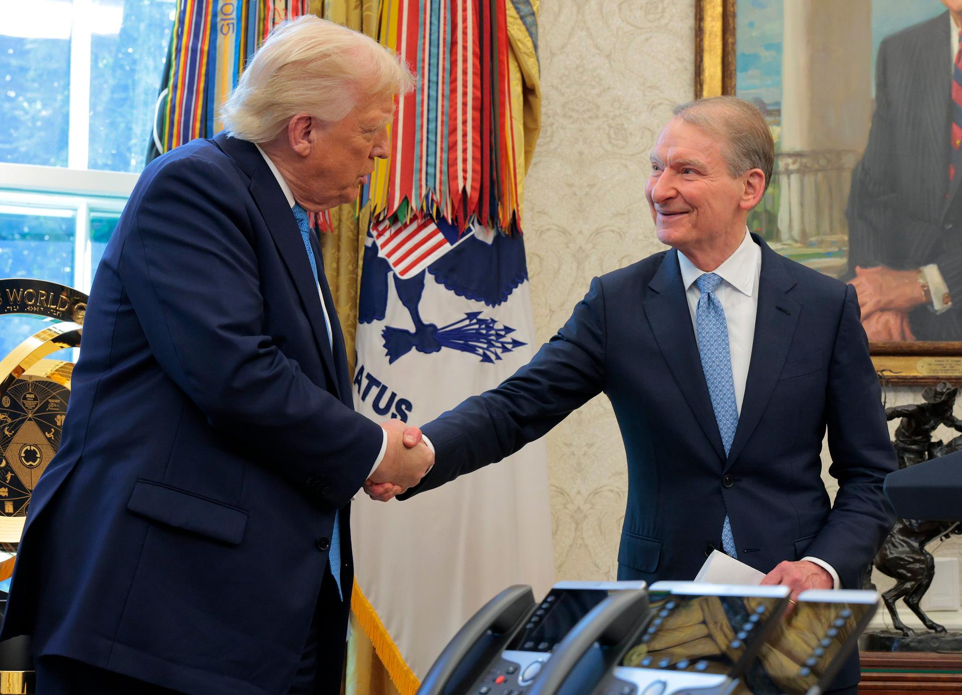 Trump e Paul Atkins, durante a posse do presidente da SEC, em abril de 2025 (Chip Somodevilla /Getty Images)