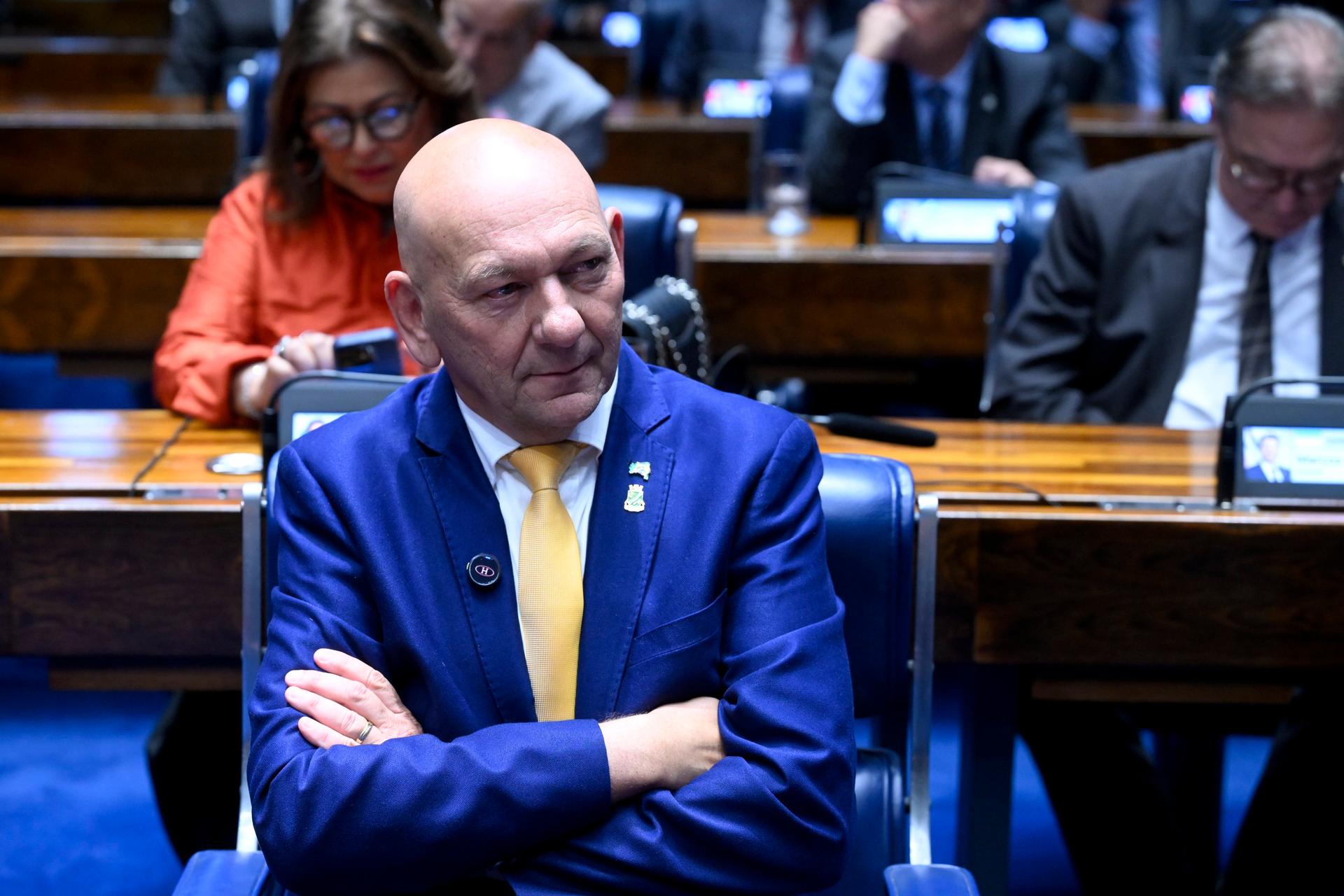 Plenário do Senado Federal durante sessão solene destinada à promulgação da Emenda Constitucional nº 139 de 2026, referente à Proposta de Emenda à Constituição nº 39, de 2022, que "altera o § 1º do art. 31 e o art. 75 da Constituição Federal para estabelecer os Tribunais de Contas como órgãos permanentes e essenciais ao controle externo da administração pública".
Em destaque, à bancada, empresário Luciano Hang.
Foto: Carlos Moura/Agência Senado (Carlos Moura/Divulgação)