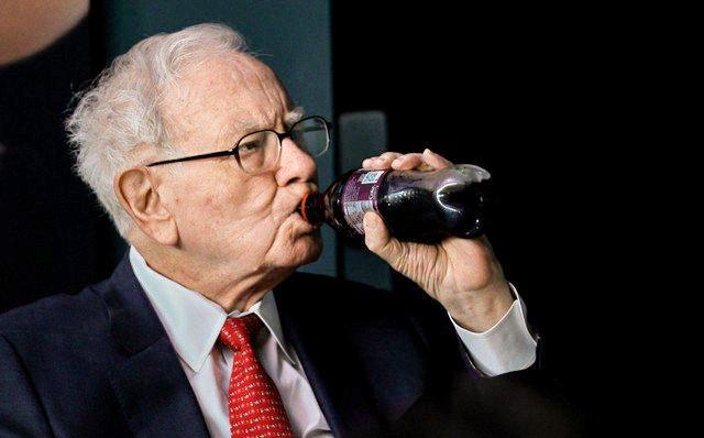Warren Buffett e o amor por Coca-Cola: executivo de 92 anos já disse tomar cinco latas por dia (Rick Wilking/Reuters)