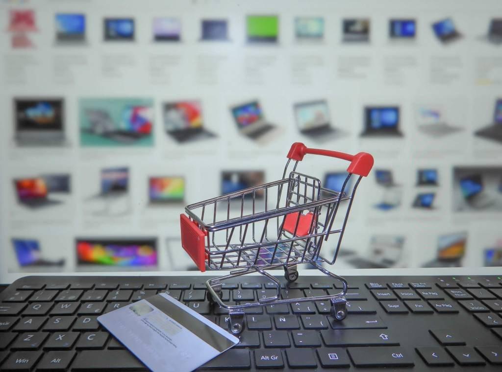 E-commerce foi o grande destaque do dia dos descontos, seguindo a tônica da pandemia (japatino/Getty Images)