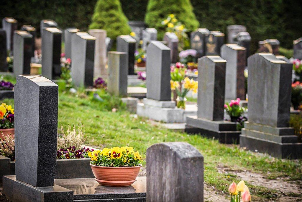 Cemitério: Grupo Cortel quer consolidar ativos com estratégia de aquisições (KayTaenzer/Thinkstock)