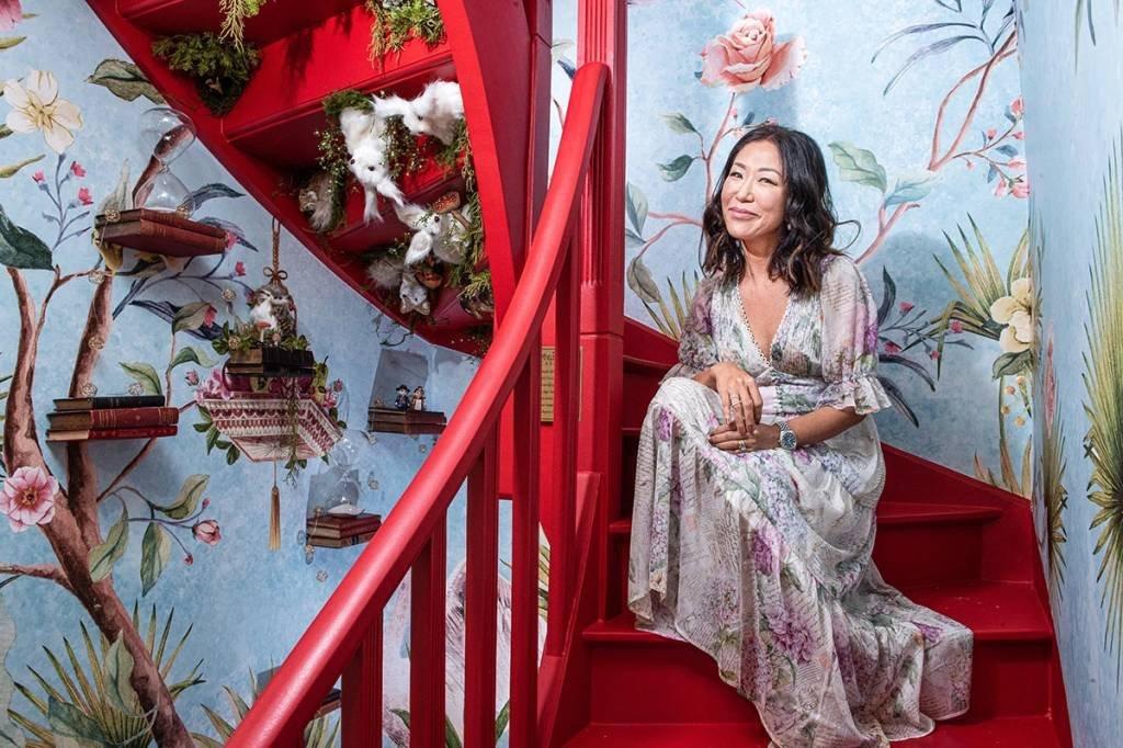 Casa Antix: fundadora Patricia Ju Hee Ha na escadaria que chama de coração da loja conceito (Germano Lüders/Exame)