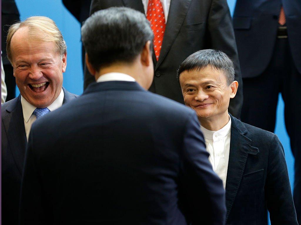 Xi Jinping (de costas) e Jack Ma: sumiço do empresário dá o tom do poder do estado sobre a economia na China (Ted S. Warren-Pool/Getty Images)