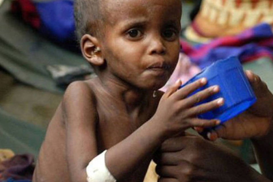 Criança é alimentada no hospital Banadir, em Mogadiscio, na Somália
