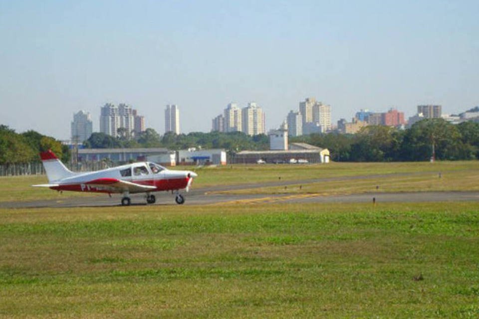 Avião em aeroporto Campo de Marte, em São Paulo