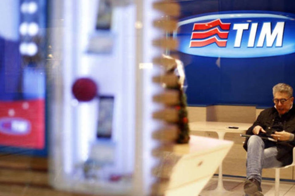Consumidor aguarda atendimento em uma loja da TIM, a unidade de telefones móveis da Telecom Italia, em Milão