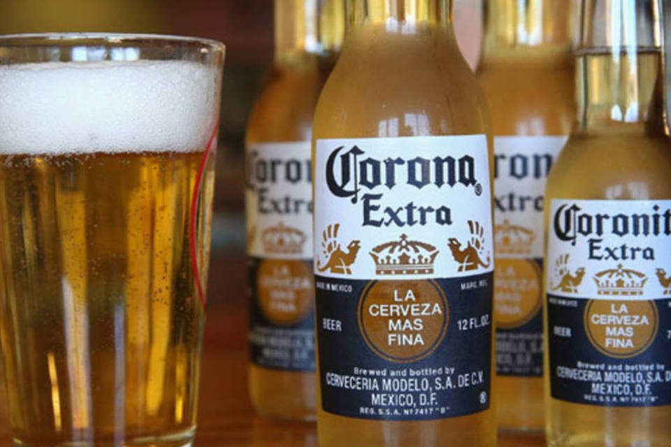 Featured image of post Foto Da Cerveja Corona Na Mesa A corona uma cerveja pilsen feita pela cervejaria mexicana modelo