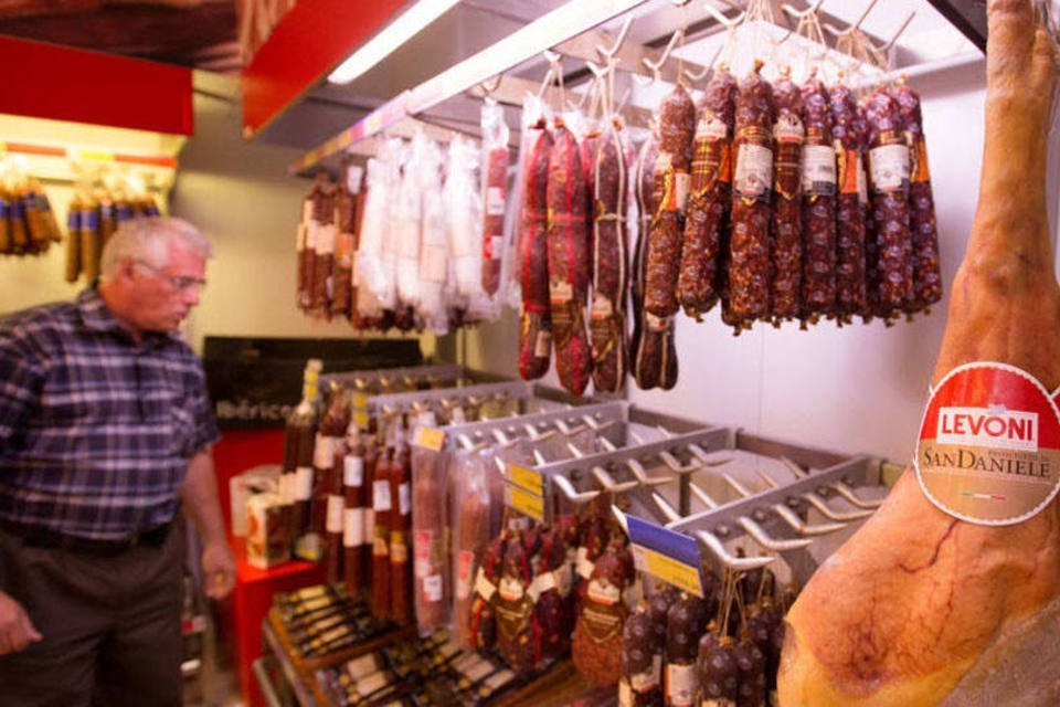 Consumidor escolhendo um salame italiano em um supermercado de Moscou, na Rússia