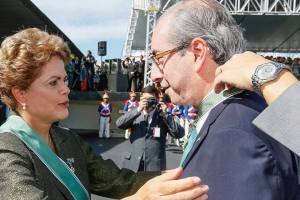 Dilma Rousseff condecora Eduardo Cunha durante cerimônia comemorativa do Dia do Exército