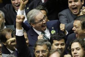 Deputado Eduardo Cunha (C) reage após ser eleito presidente da Câmara dos Deputados