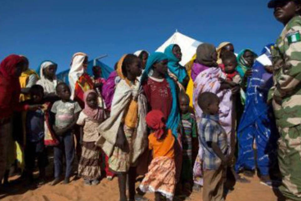 Sodado registra habitantes de Darfur, no Sudão