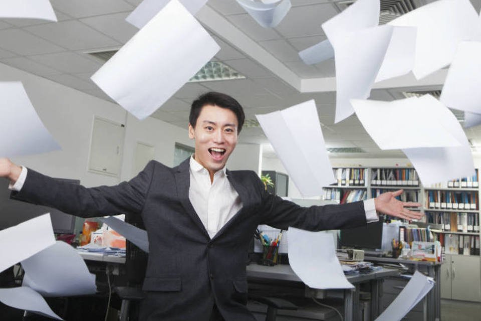 Funcionário joga papéis para o ar, feliz: demissão, desistindo do emprego