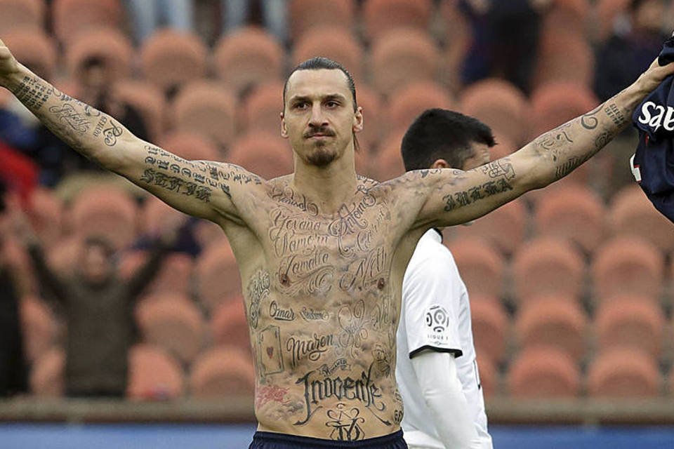 Zlatan Ibrahimovic com tatuagens da campanha contra fome