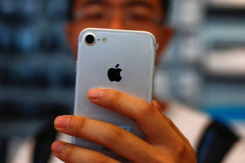 Homem segura seu novo iPhone 7 na loja da Apple em Pequim, China, dia 16/09/2016