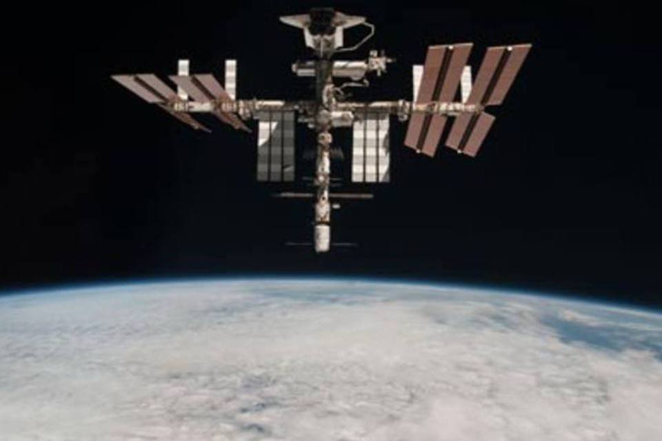 Imagem do ônibus espacial Endeavour acoplado na Estação Espacial Internacional