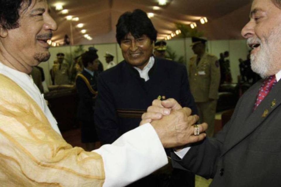 Lula cumprimenta Kadafi em 2009