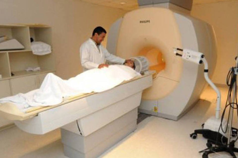 Médico conversa com paciente na sala de Ressonância Magnética