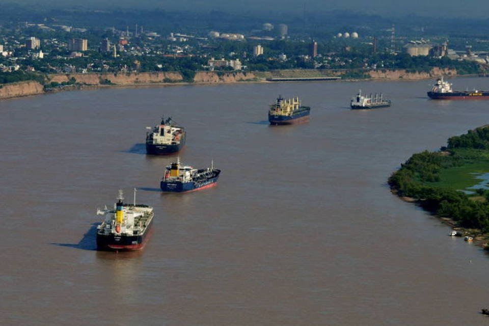 Navios no Rio Paraná aguardam para serem carregados no Porto de Rosário, na Argentina