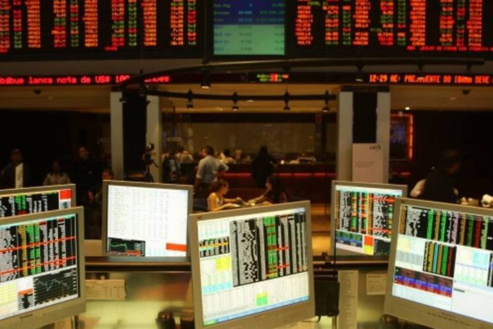 Bovespa fecha em queda pressionada por bancos e Petrobras ...