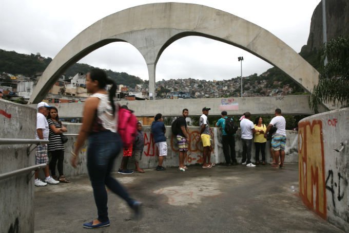 Eleitores fazem fila para votar na favela da Rocinha, no Rio de Janeiro