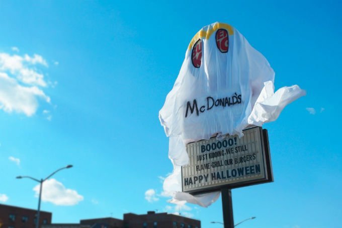 Burger King coberto como fantasma: fantasia de McDonald's para Dia das Bruxas