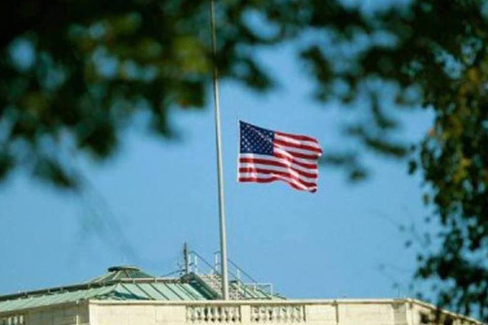Prédio de escritórios do Senado dos EUA com a bandeira americana