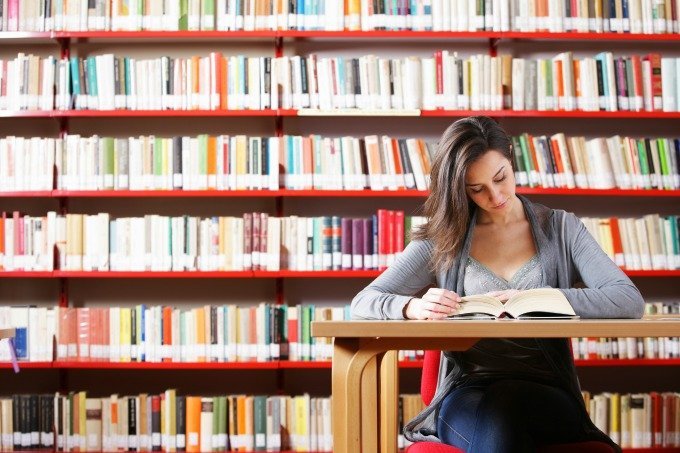 Mulher em biblioteca